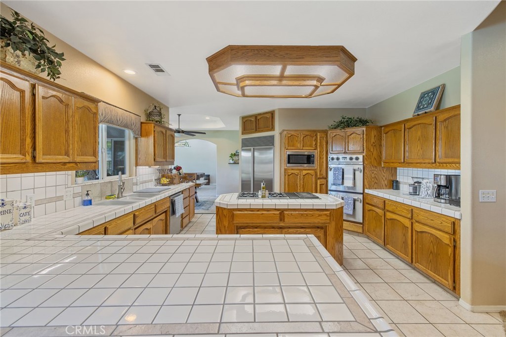 2833 E Laura Ct, Visalia, CA 93292