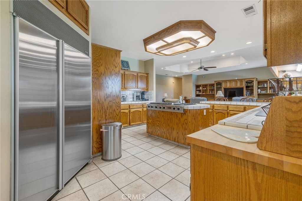2833 E Laura Ct, Visalia, CA 93292
