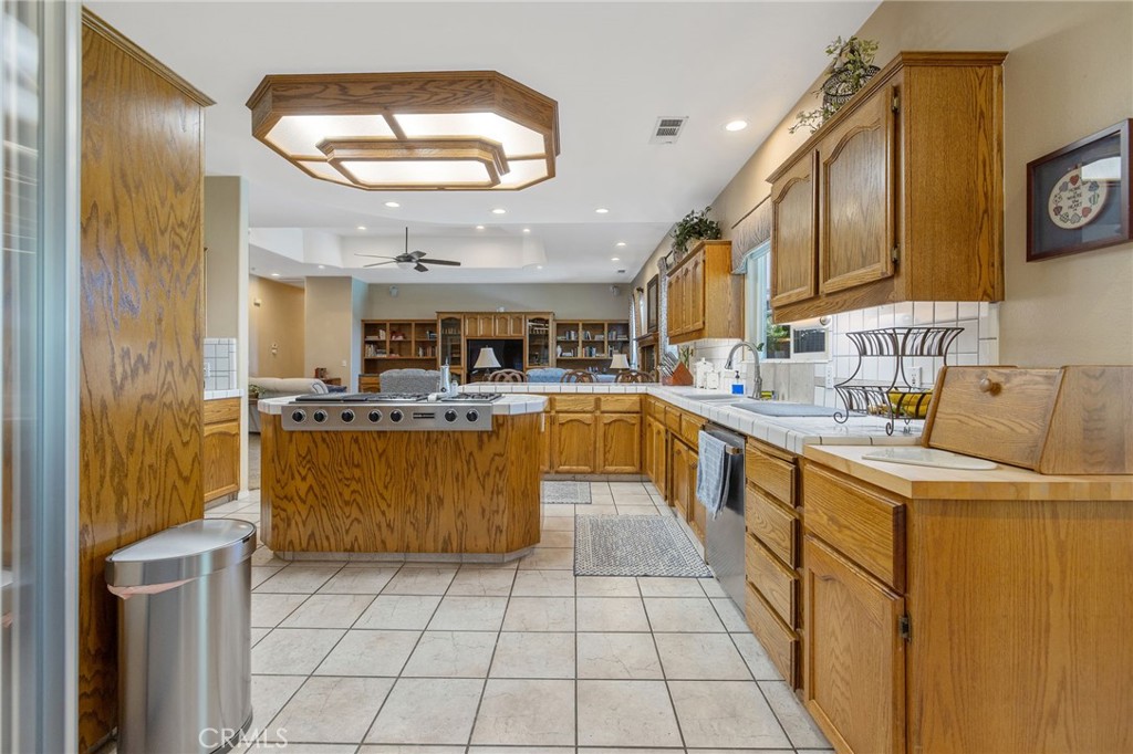 2833 E Laura Ct, Visalia, CA 93292