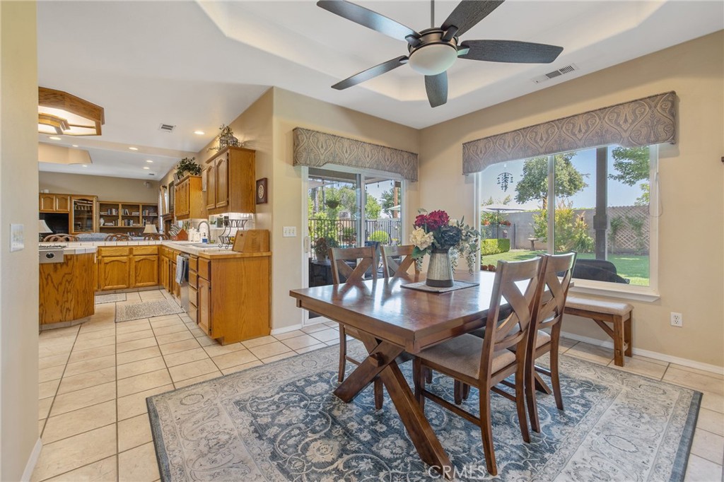 2833 E Laura Ct, Visalia, CA 93292