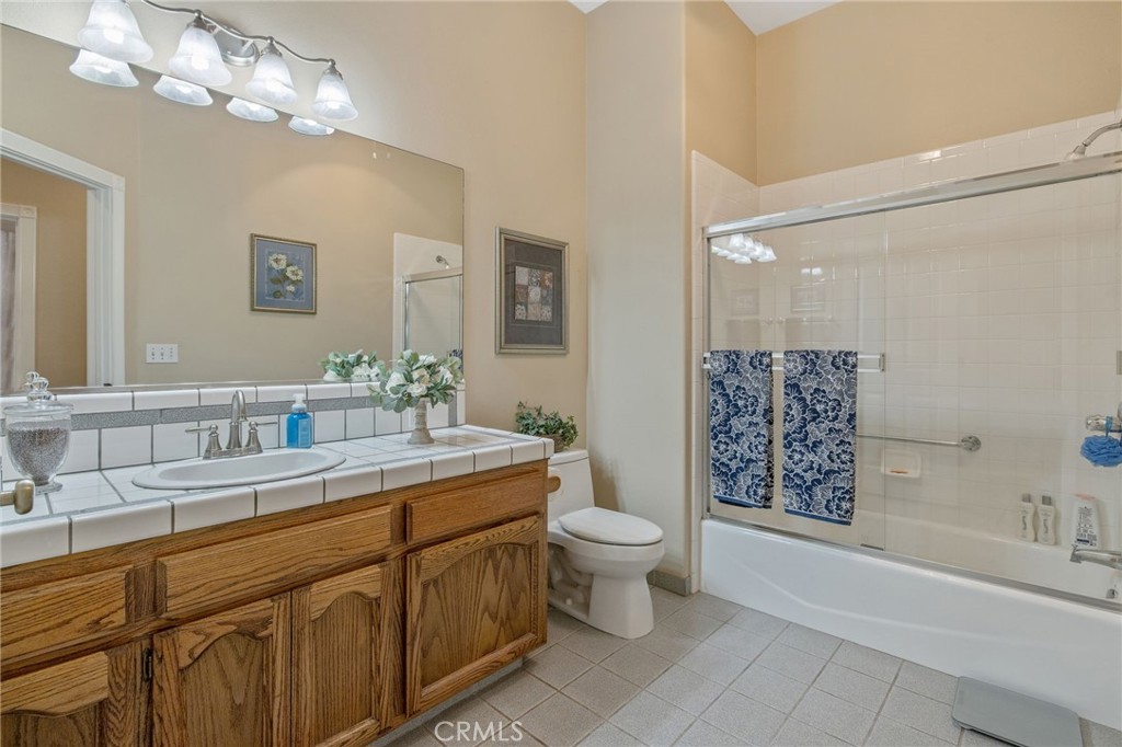2833 E Laura Ct, Visalia, CA 93292