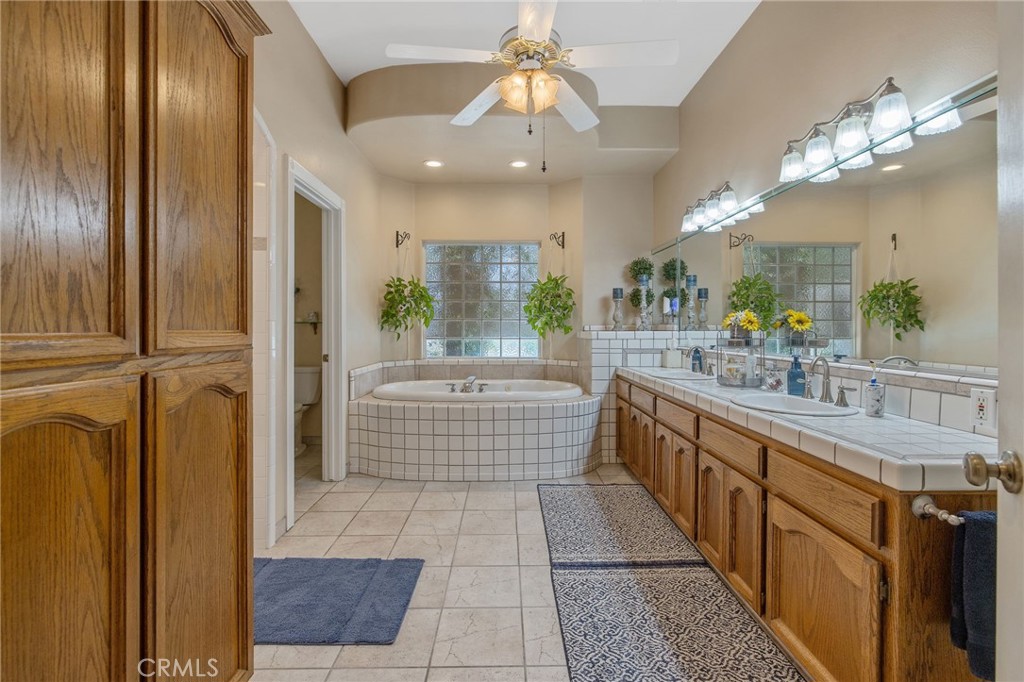 2833 E Laura Ct, Visalia, CA 93292