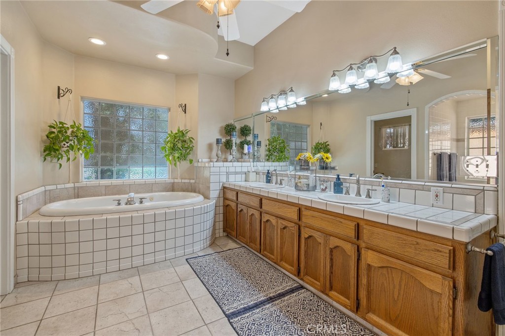2833 E Laura Ct, Visalia, CA 93292