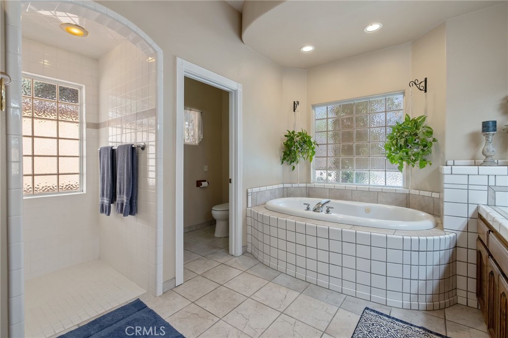 2833 E Laura Ct, Visalia, CA 93292