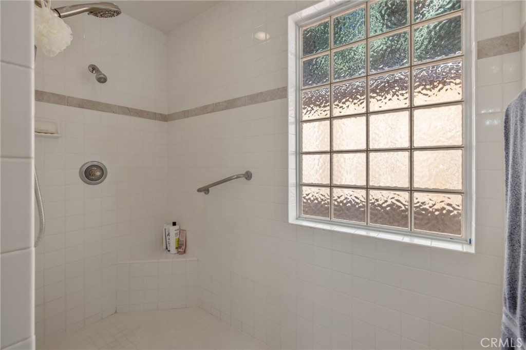 2833 E Laura Ct, Visalia, CA 93292