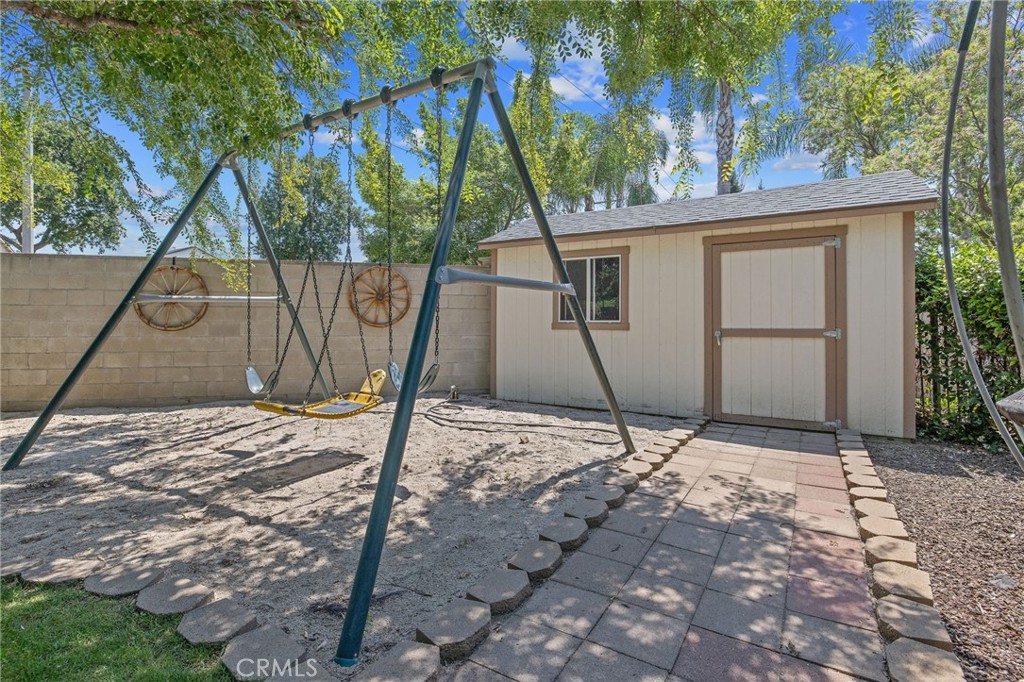 2833 E Laura Ct, Visalia, CA 93292