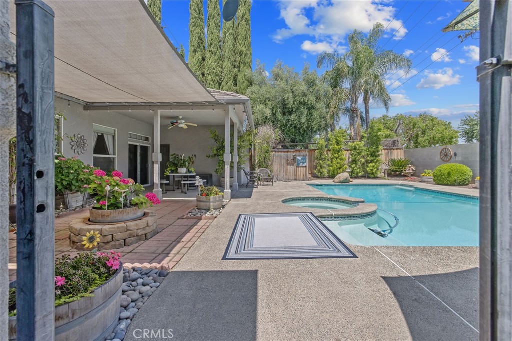 2833 E Laura Ct, Visalia, CA 93292