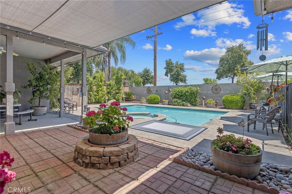 2833 E Laura Ct, Visalia, CA 93292