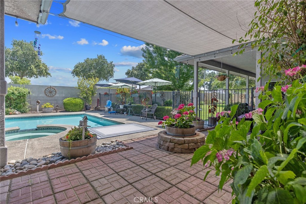 2833 E Laura Ct, Visalia, CA 93292
