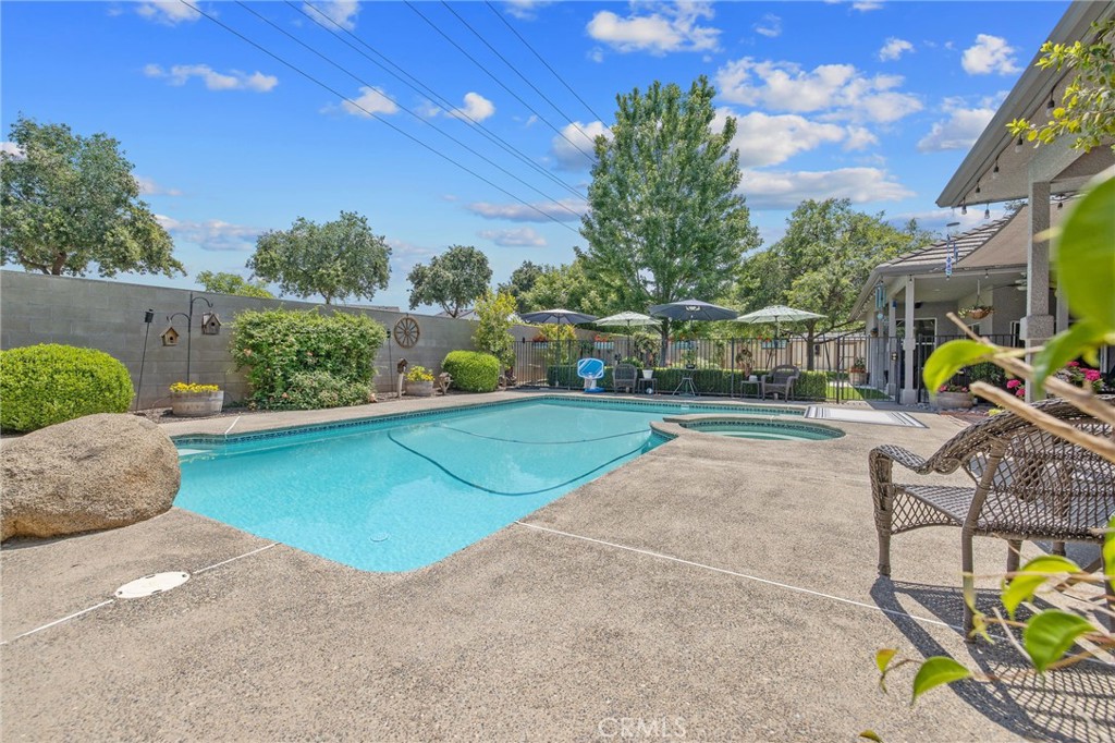 2833 E Laura Ct, Visalia, CA 93292