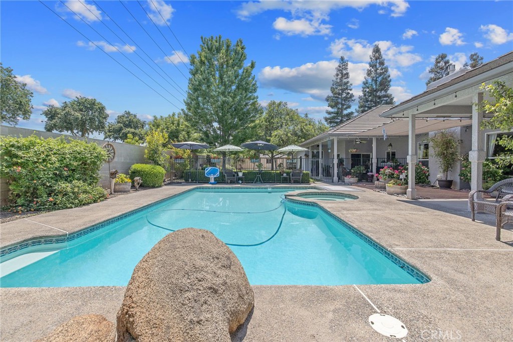2833 E Laura Ct, Visalia, CA 93292