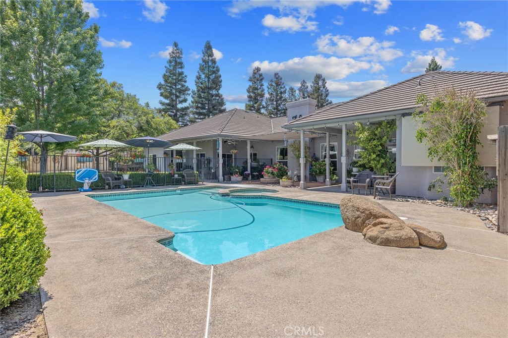 2833 E Laura Ct, Visalia, CA 93292