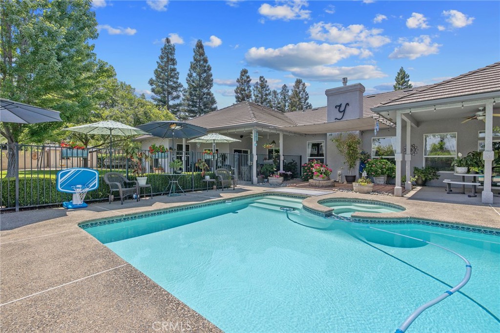 2833 E Laura Ct, Visalia, CA 93292