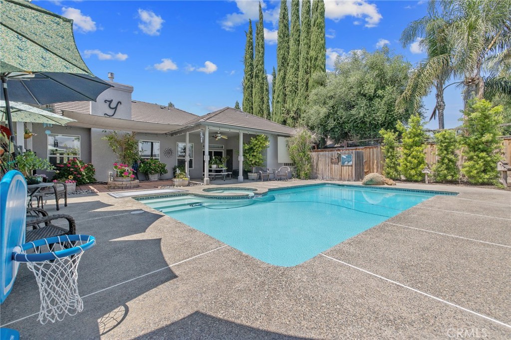 2833 E Laura Ct, Visalia, CA 93292