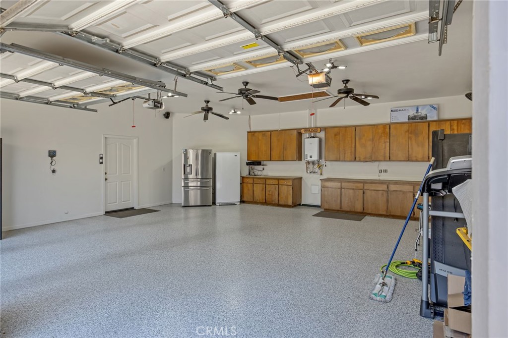2833 E Laura Ct, Visalia, CA 93292