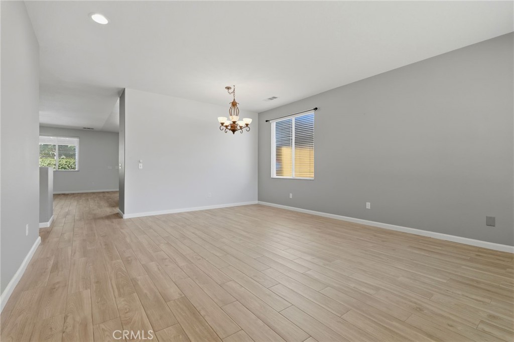 2429 N Oak Grove Ct, Visalia, CA 93291