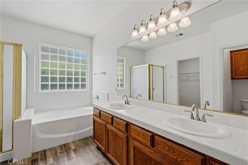 2429 N Oak Grove Ct, Visalia, CA 93291