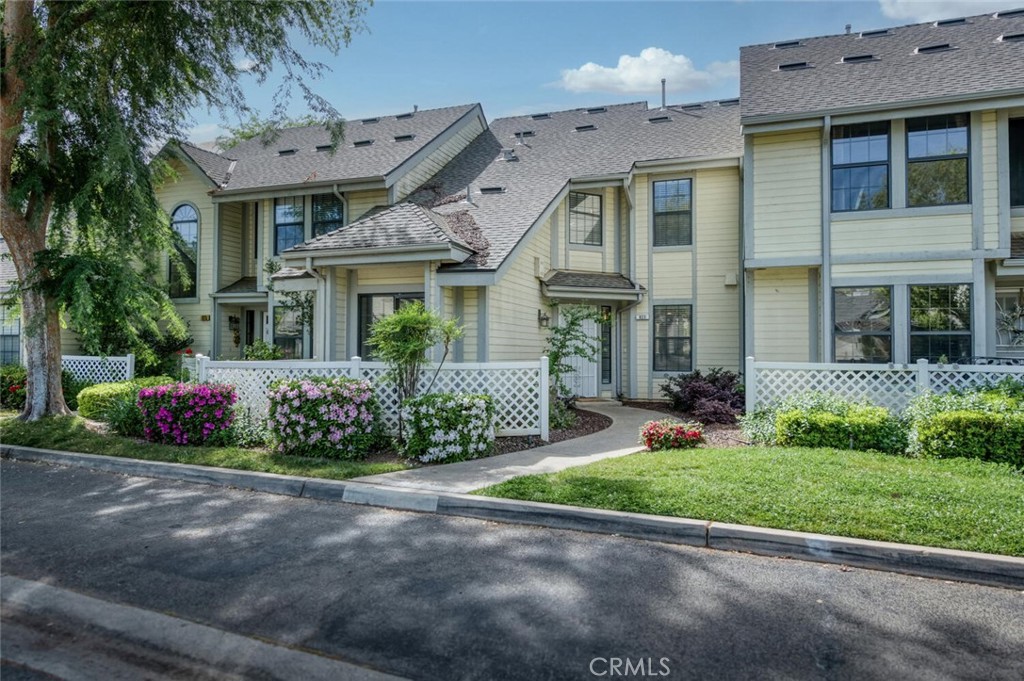 923 E Foxhill, Fresno, CA 93720