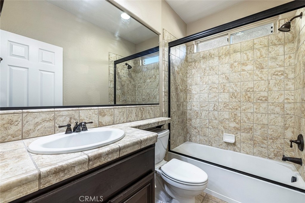 1135 N Whittier Ave, Clovis, CA 93611