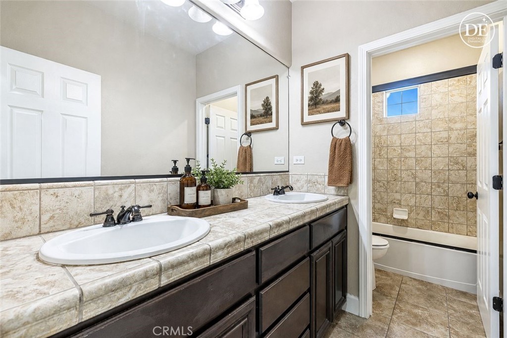 1135 N Whittier Ave, Clovis, CA 93611