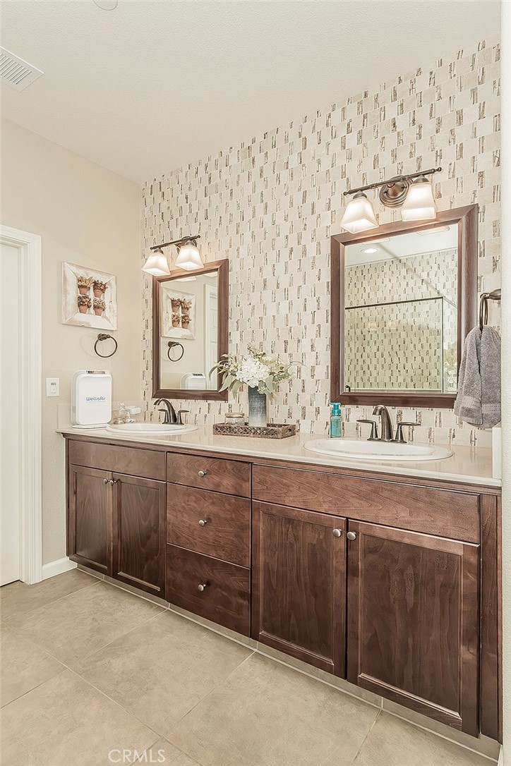 7049 N Cedar Hill, Fresno, CA 93722