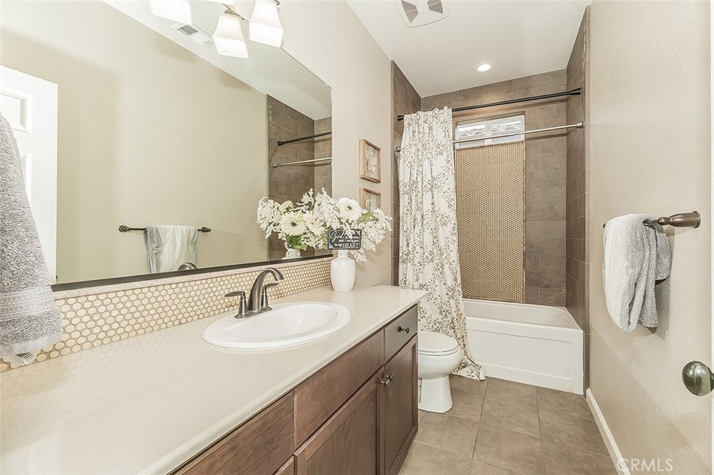 7049 N Cedar Hill, Fresno, CA 93722