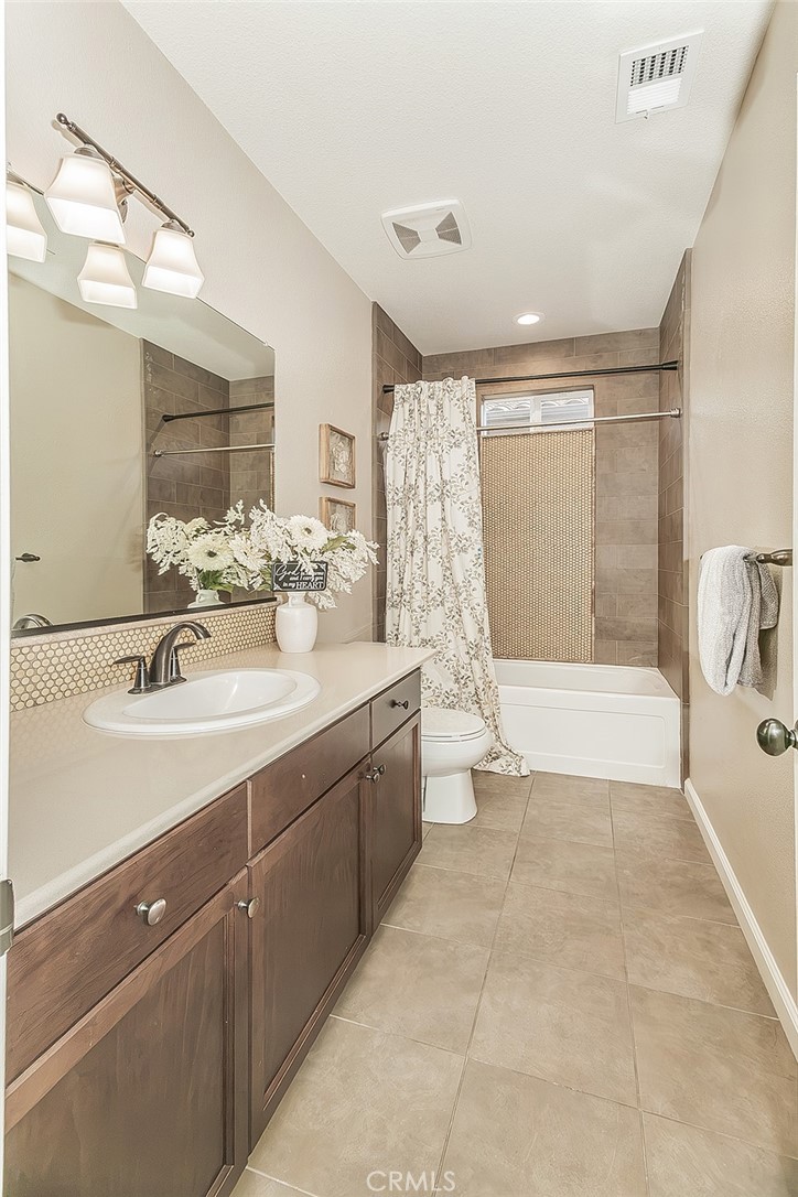 7049 N Cedar Hill, Fresno, CA 93722