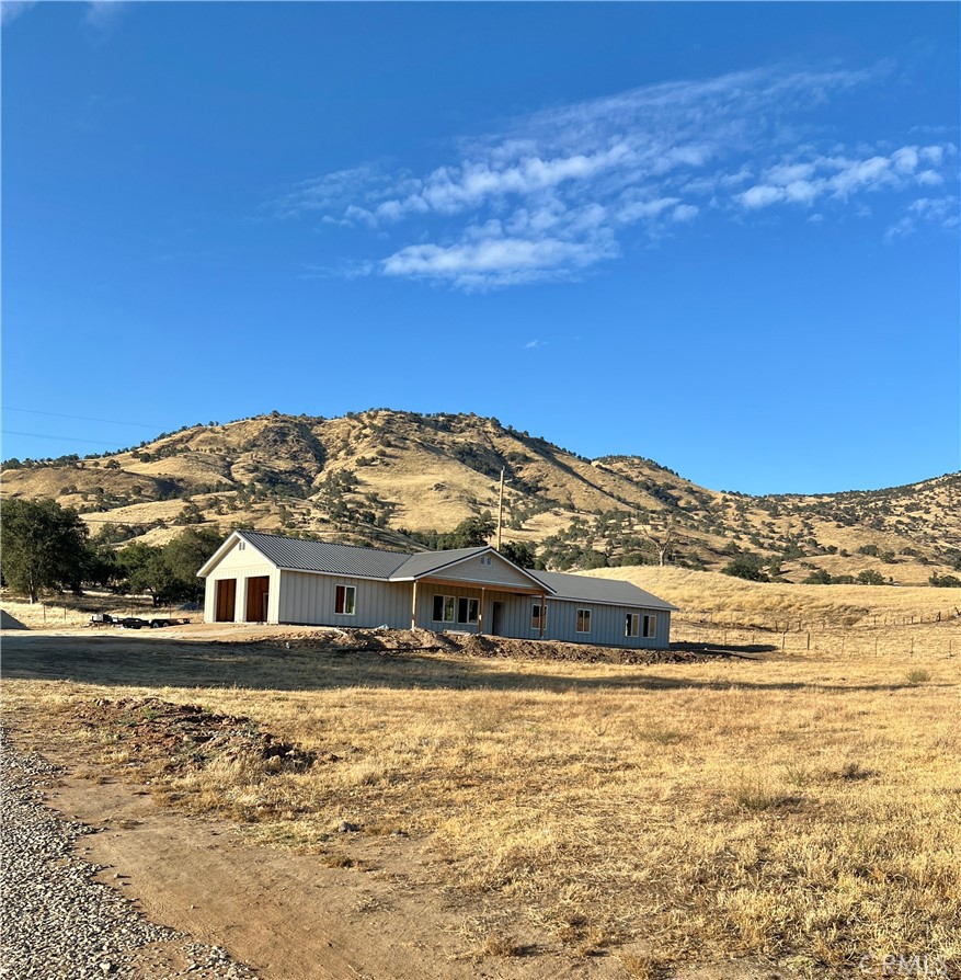 8058 Monreal Dr, Sanger, CA 93657