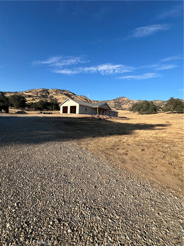 8058 Monreal Dr, Sanger, CA 93657