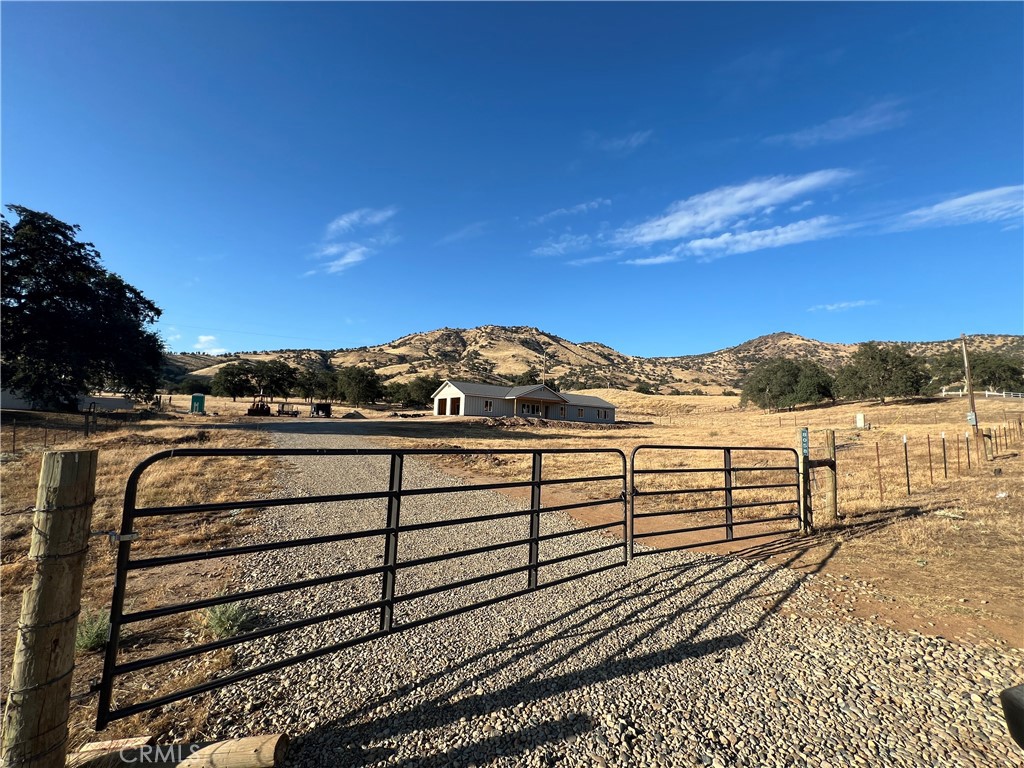 8058 Monreal Dr, Sanger, CA 93657