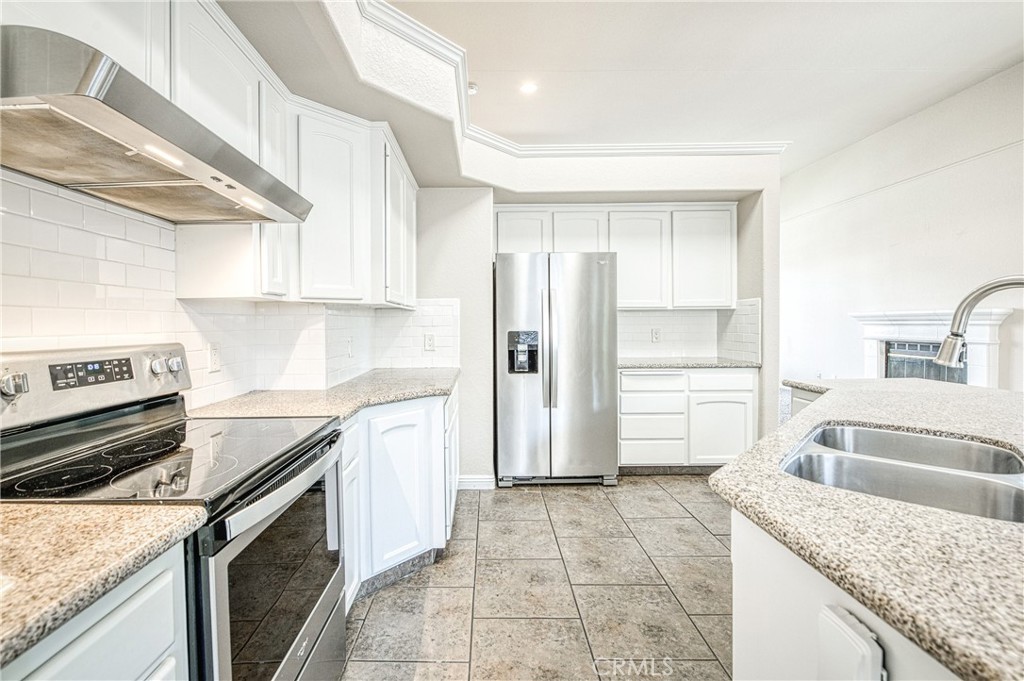 2231 E Pryor Dr, Fresno, CA 93720