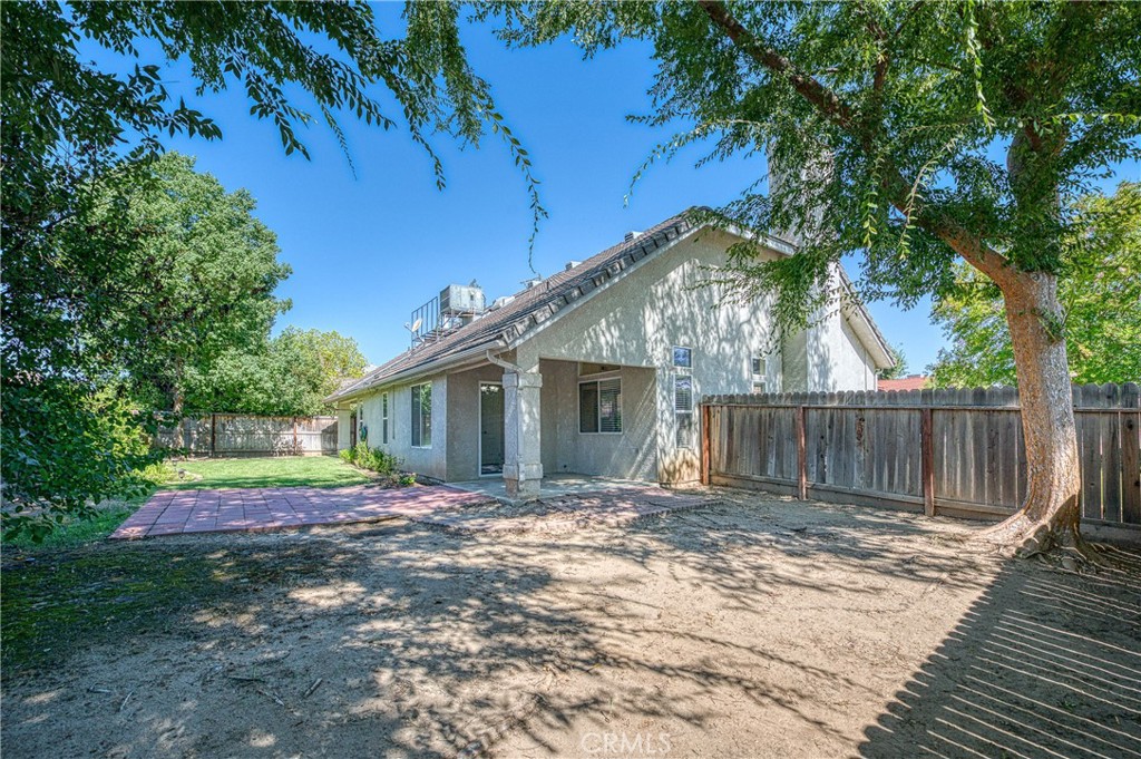 2231 E Pryor Dr, Fresno, CA 93720