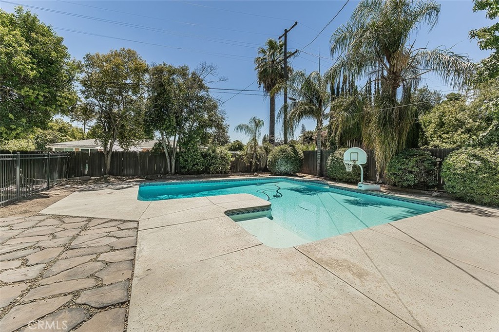 1551 E Almendra, Fresno, CA 93710