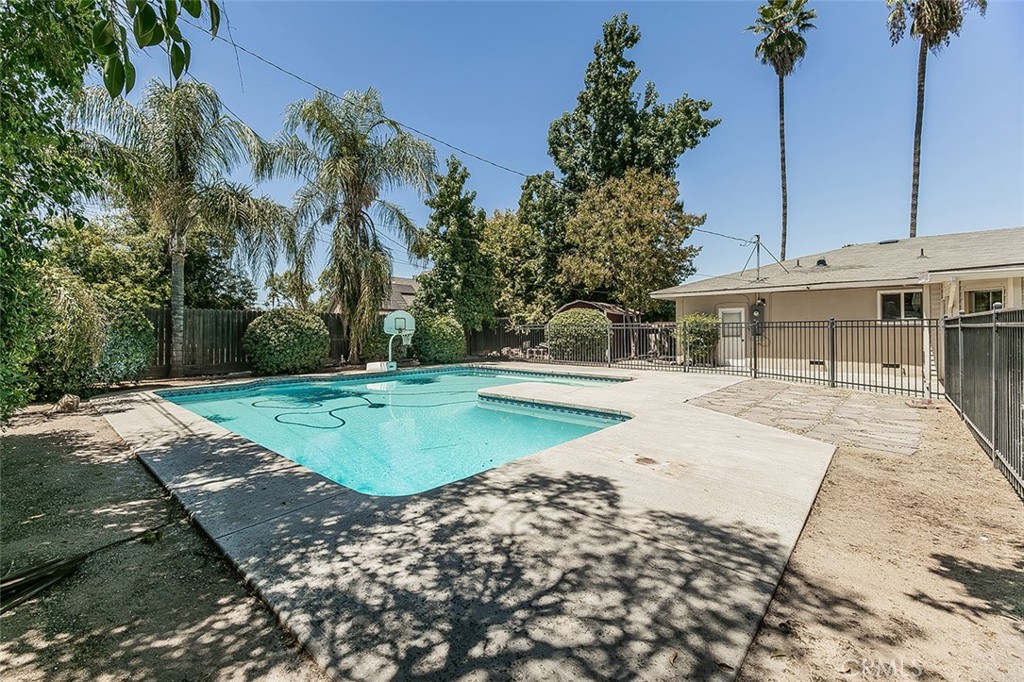 1551 E Almendra, Fresno, CA 93710