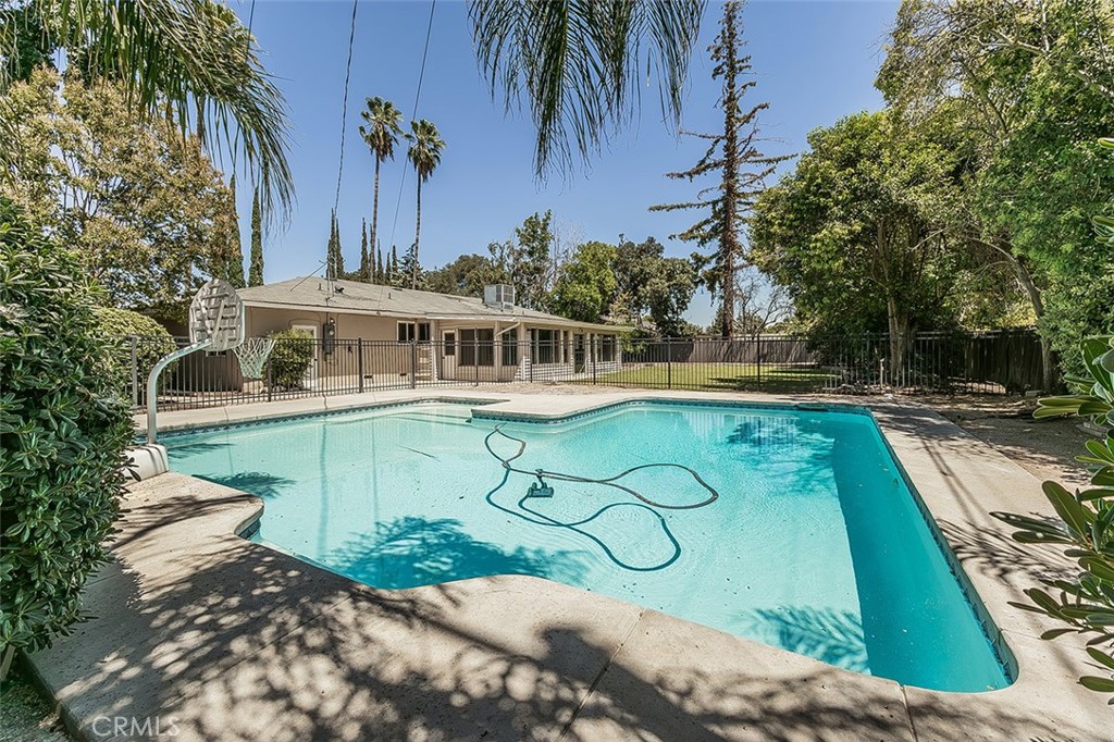 1551 E Almendra, Fresno, CA 93710