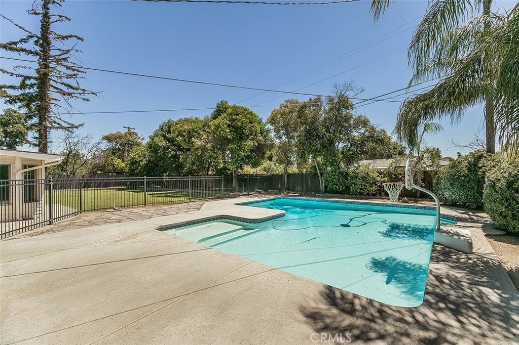1551 E Almendra, Fresno, CA 93710