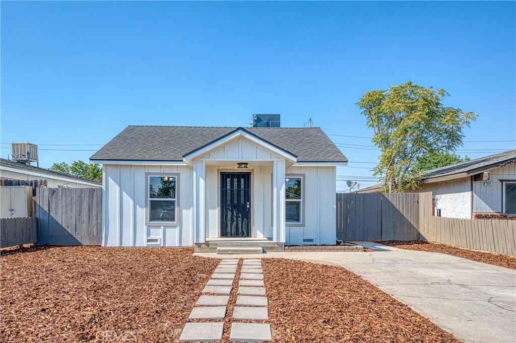 1651 5th St, Clovis, CA 93611