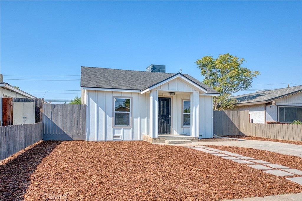 1651 5th St, Clovis, CA 93611