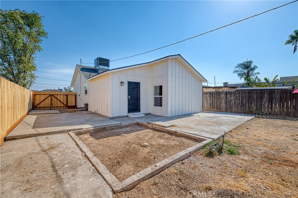 1651 5th St, Clovis, CA 93611