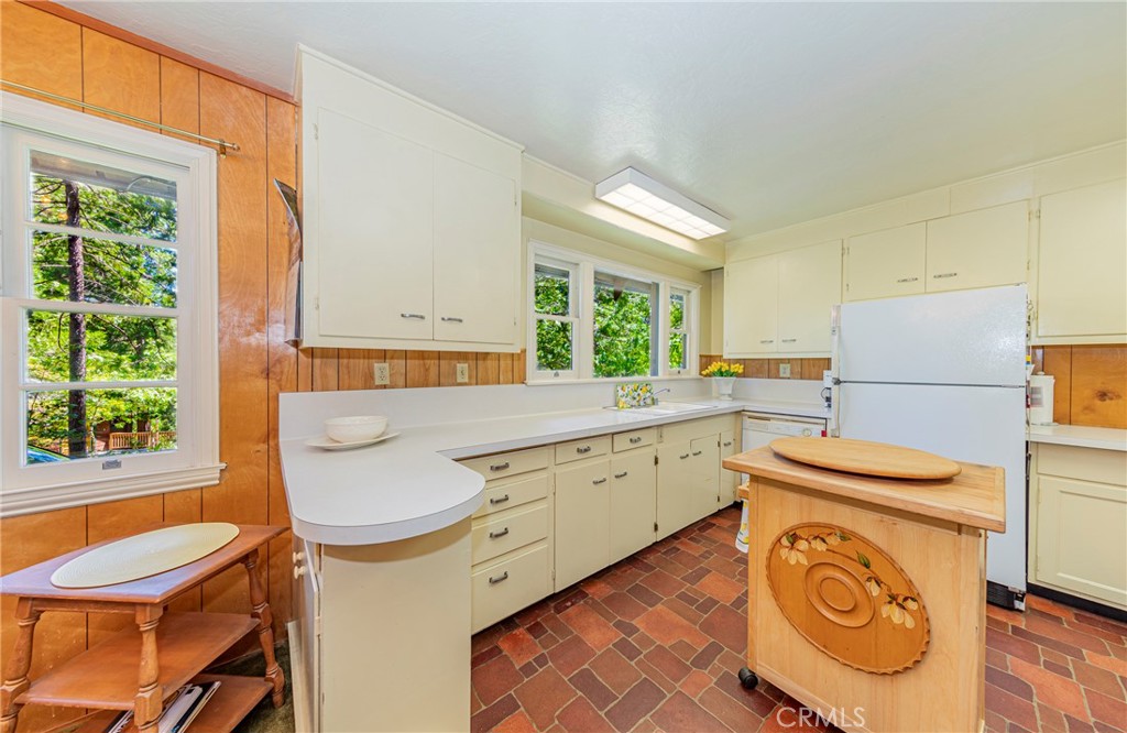 1173 Railroad Ln, Fish Camp, CA 93623