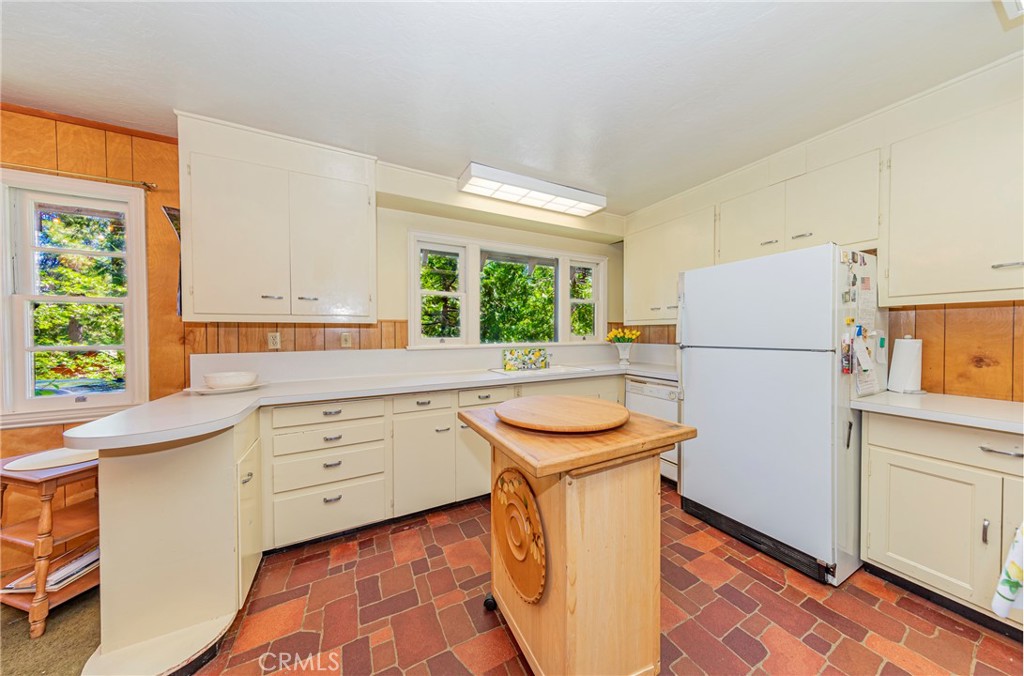 1173 Railroad Ln, Fish Camp, CA 93623