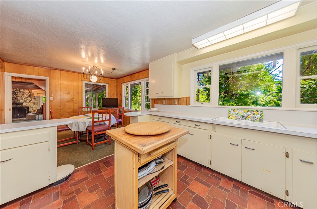1173 Railroad Ln, Fish Camp, CA 93623