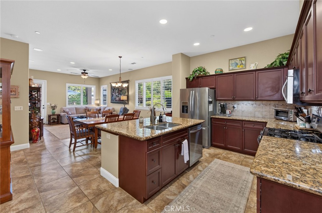 3745 Robinwood, Clovis, CA 93619