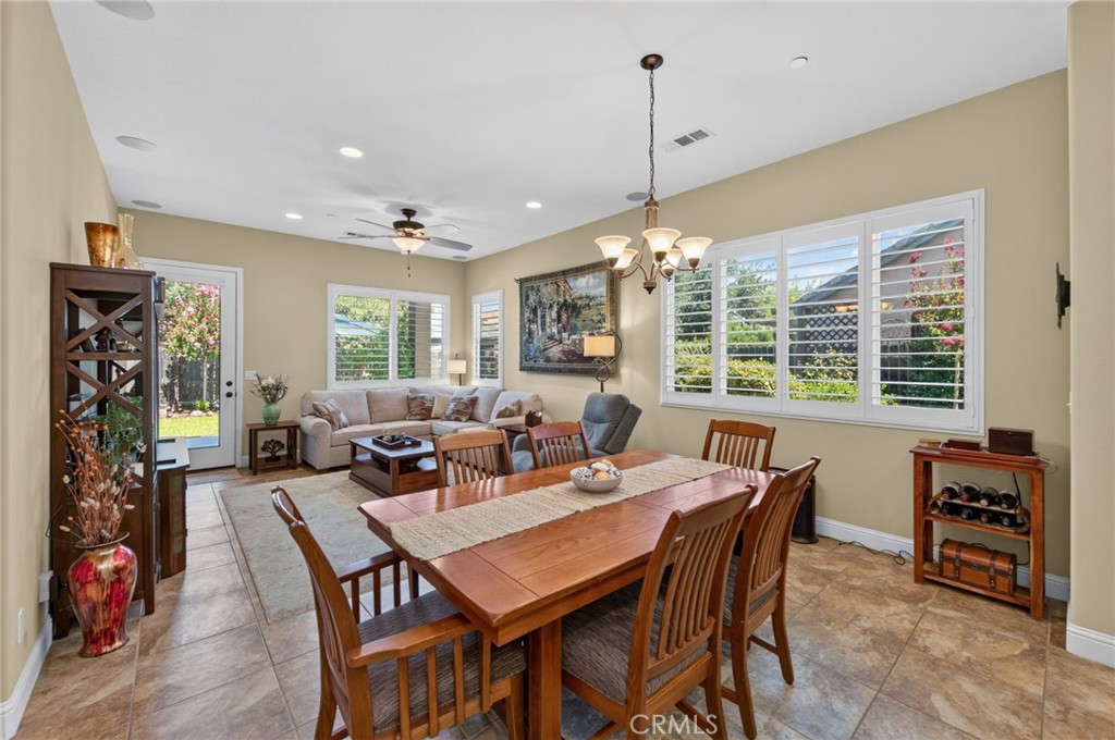 3745 Robinwood, Clovis, CA 93619