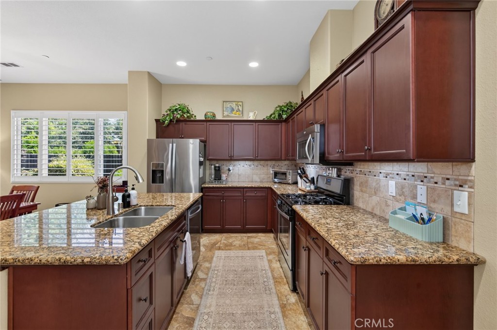 3745 Robinwood, Clovis, CA 93619