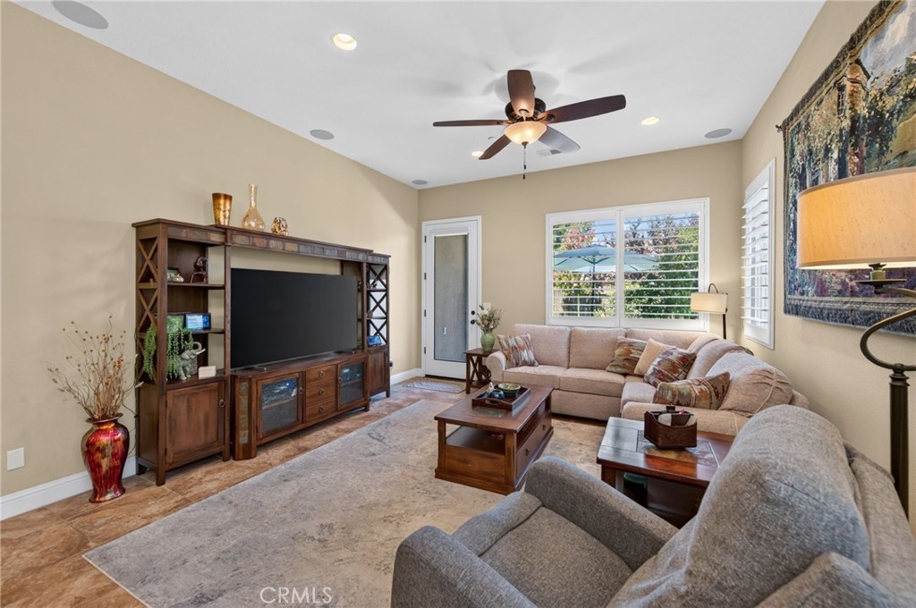 3745 Robinwood, Clovis, CA 93619