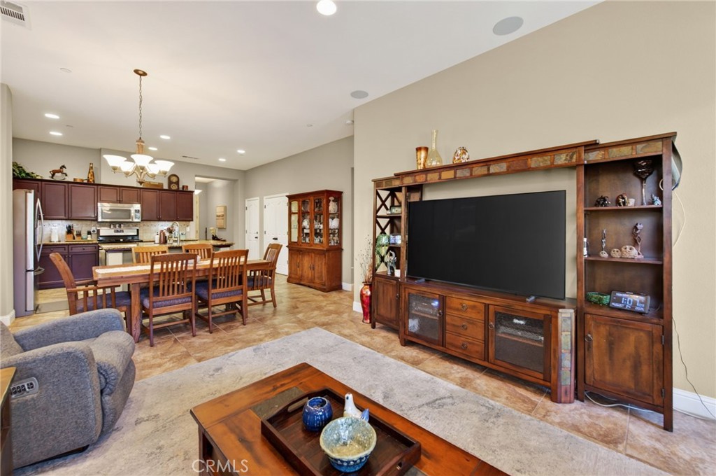 3745 Robinwood, Clovis, CA 93619