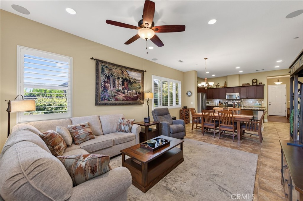 3745 Robinwood, Clovis, CA 93619