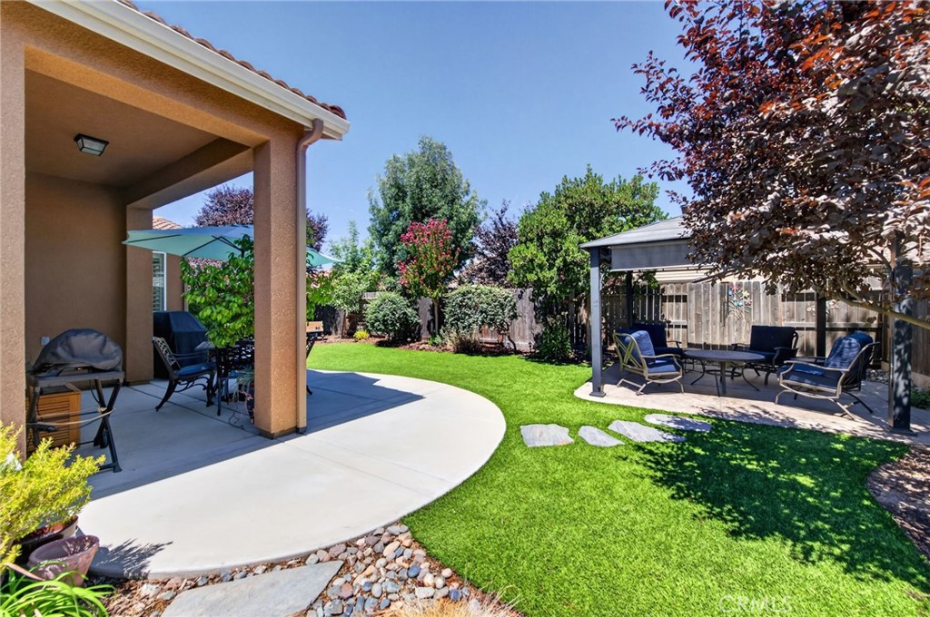 3745 Robinwood, Clovis, CA 93619