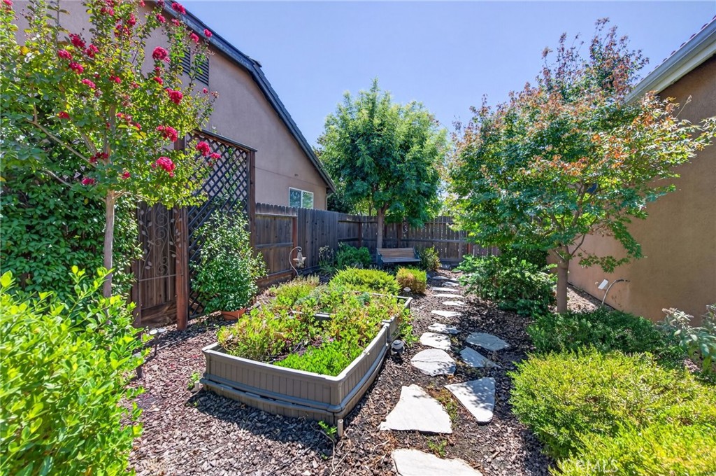 3745 Robinwood, Clovis, CA 93619